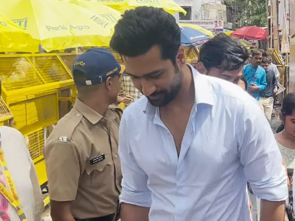 Vicky Kaushal ने मुंबई के लालबागचा राजा के दर्शन कर आशीर्वाद लिया