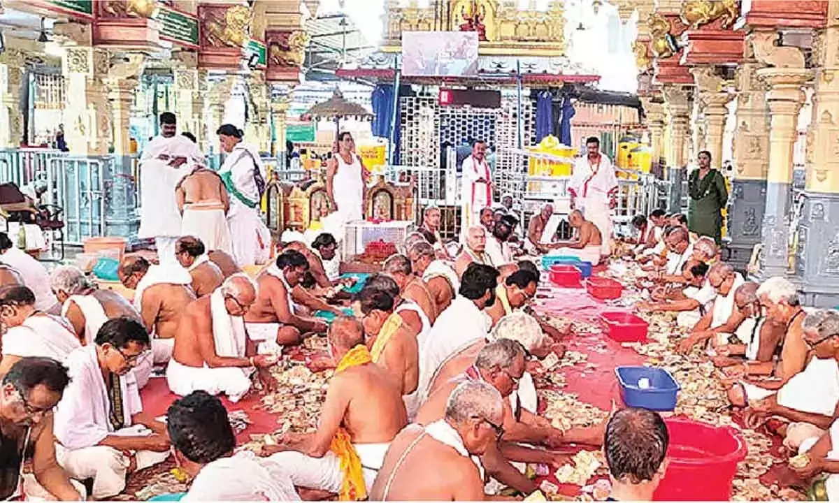 Shri Kanaka महालक्ष्मी मंदिर हुंडी जाल 25 लाख रुपये