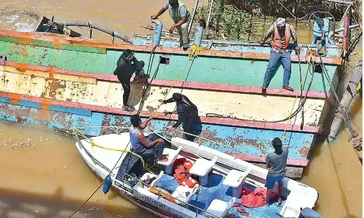 Andhra Pradesh: नावों को हटाने के लिए स्कूबा गोताखोरों को लगाया गया