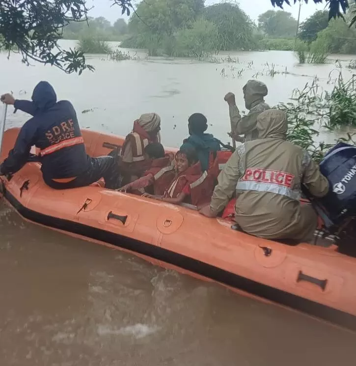 Dholpur: जलमग्न में फंसे 13 एवं सांगोरी खिडौरा में 8 ग्रामीणों को किया रेस्क्यू