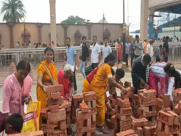 Ayodhya: श्रद्धालुओं ने मंदिर परिसर में प्रतीकात्मक घर बनाए, रामलला से स्थायी घर का आशीर्वाद मांगा