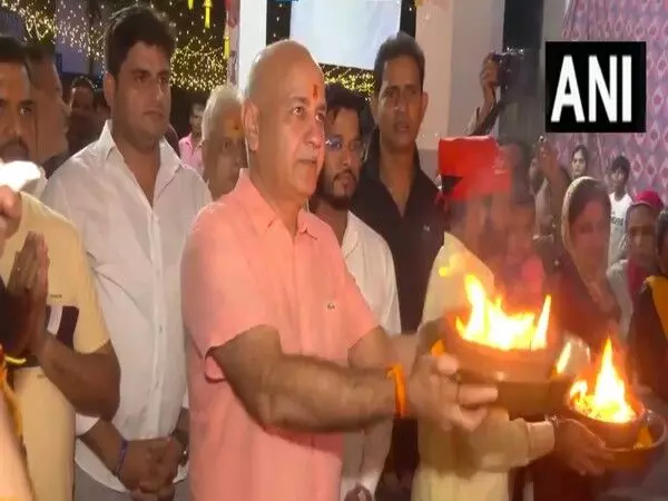 पटपड़गंज इलाके में गणेश पूजा पंडाल में Manish Sisodia ने की पूजा