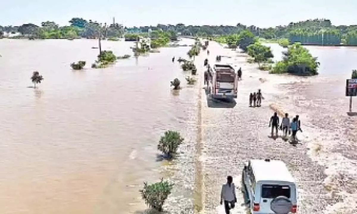 Andhra: काकीनाडा जिले में येलेरू बाढ़ का प्रभाव अभी भी गंभीर