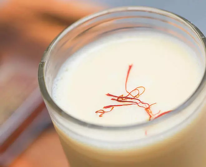 Saffron milk न सिर्फ त्वचा की रंगत निखारता बल्कि उसे  जवां बनाता