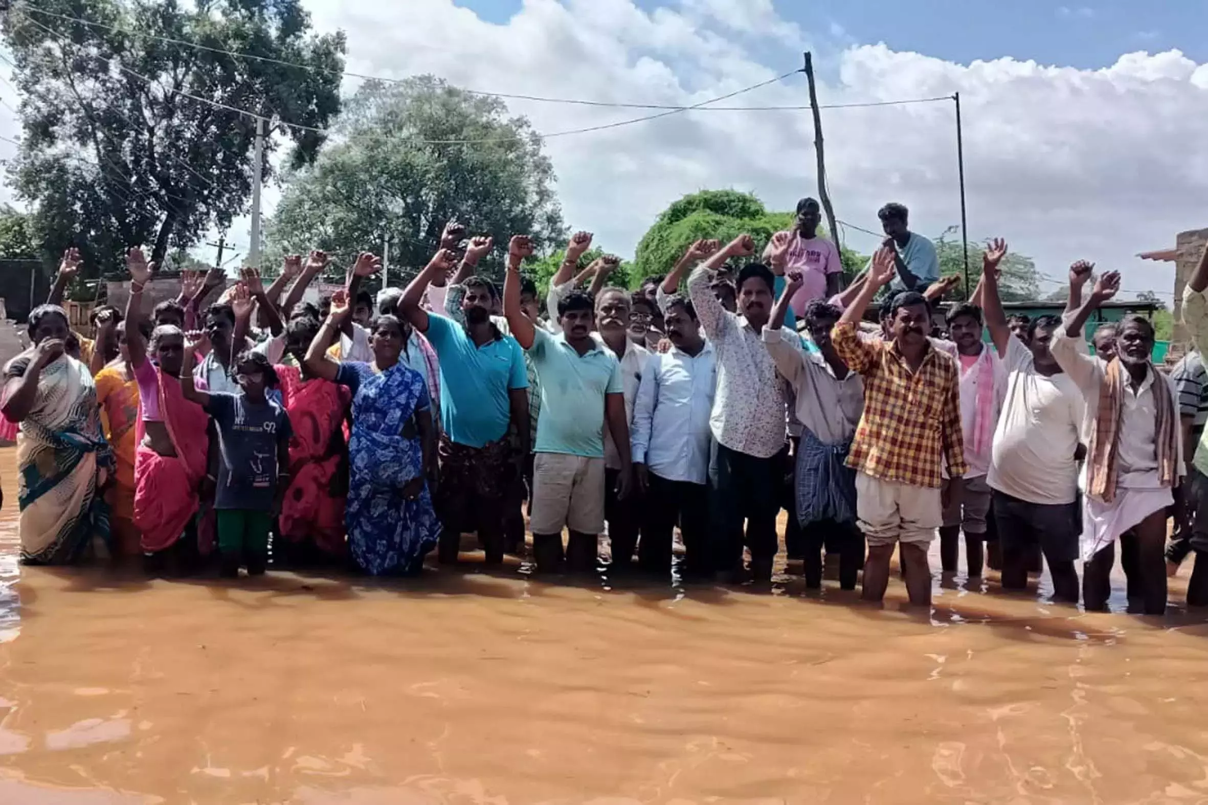 Polavaram परियोजना के विस्थापितों ने घुटने तक पानी में प्रदर्शन, राहत की मांग की