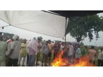 Bharatpur: टीन शेड नहीं होने से श्मशान में तिरपाल लगाकर किया अंतिम संस्कार,विकास के दावे फर्जी