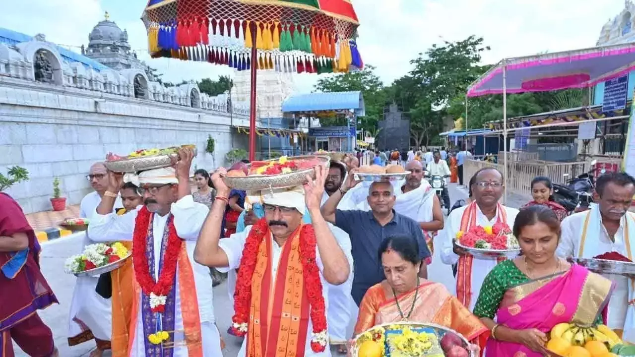 श्री वरसिद्धि Vinayaka स्वामी को रेशम के कपड़े चढ़ाए गए