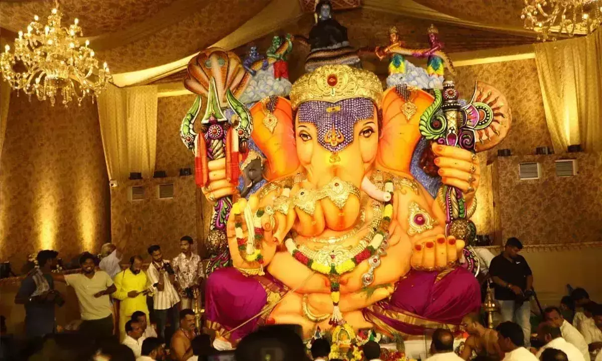 शहर के Ganesh पंडालों में परंपरा और रचनात्मकता का मिश्रण देखने को मिला