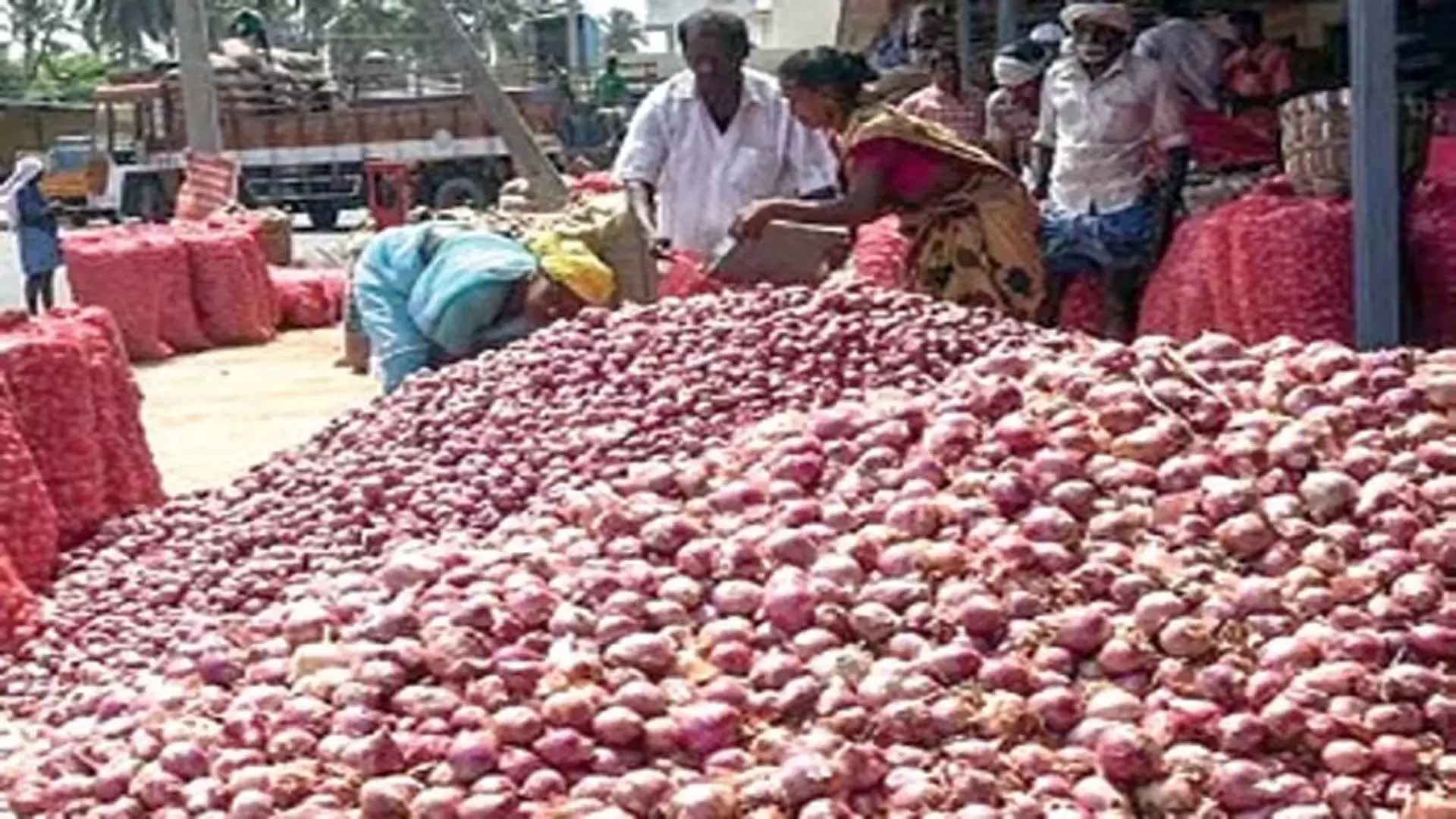 सरकार ने प्याज और बासमती से न्यूनतम निर्यात मूल्य हटाया