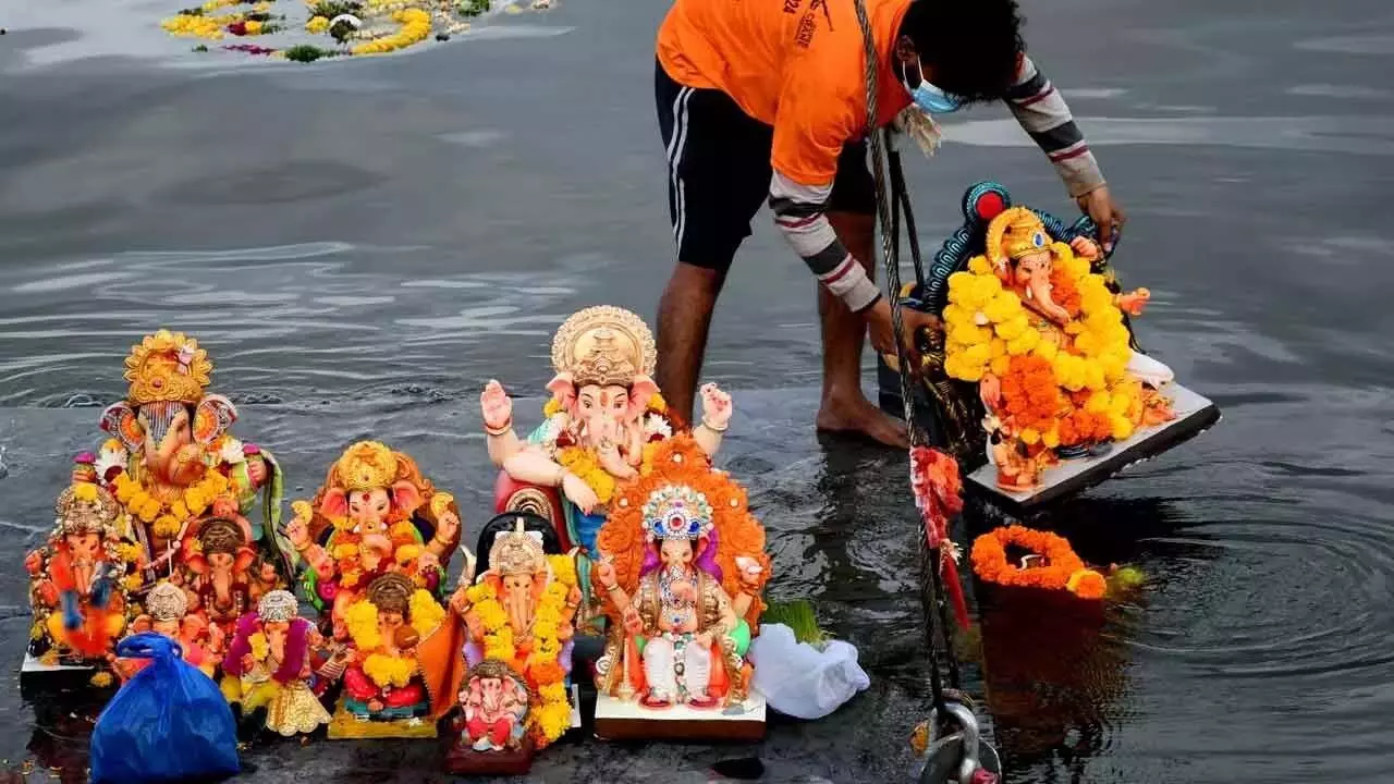 क्या विचार है, सरजी! फूलों के अवशेषों को सुगंधित अगरबत्ती में बदलना!