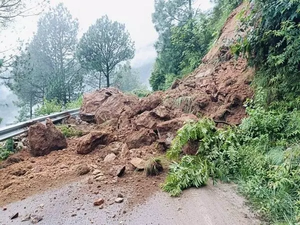 Uttarakhand: भूस्खलन के कारण बद्रीनाथ राष्ट्रीय राजमार्ग अवरुद्ध