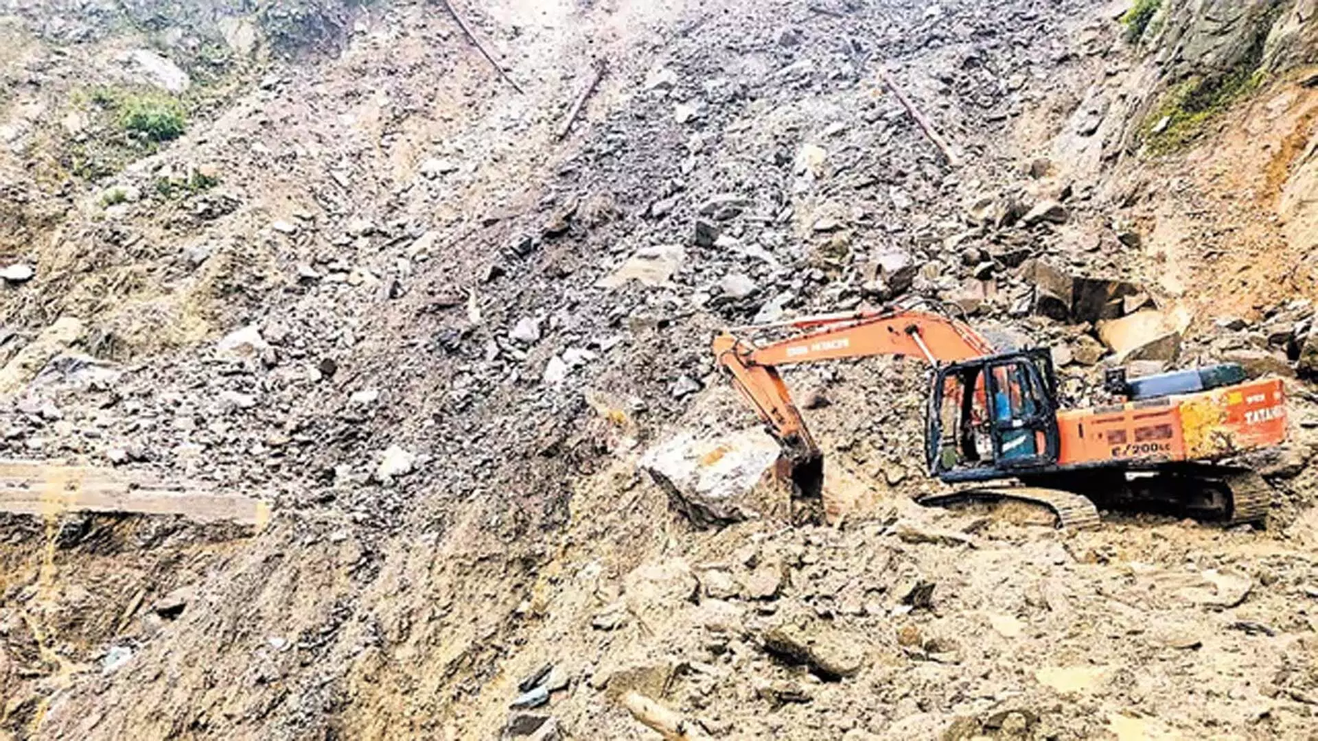 उत्तराखंड में भारी बारिश से राजमार्ग क्षतिग्रस्त