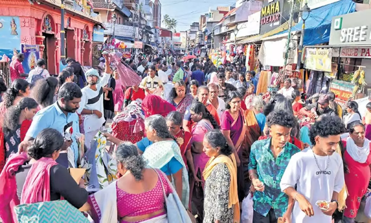 Kerala: गड्ढों वाली सड़कें, यातायात की भीड़ ने ओणम के उत्साह को कम किया