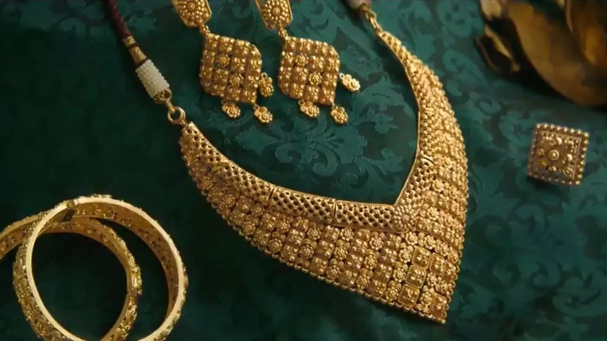 Gold price : भारत में आज सोने की कीमत में 1200 रुपये की बढ़ोतरी हुई