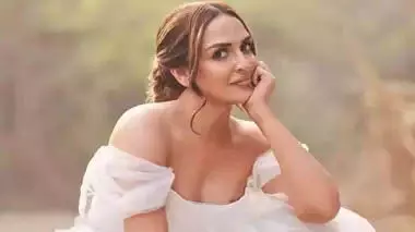 Esha Deol ने भीड़ में बैठे एक शख्स को जोरदार तमाचा मारा