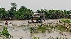 Lakhimpur Kheri: नदी में फिर बाढ़ सड़कों पर बह रहा पानी , नावों से होने लगा आवागमन