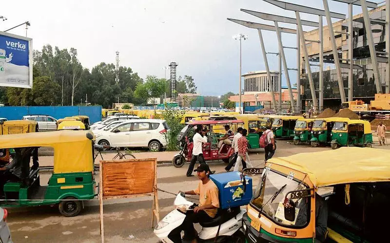 Chandigarh: रेलवे स्टेशन पर पर्यटकों को पार्किंग की समस्या से जूझना पड़ रहा