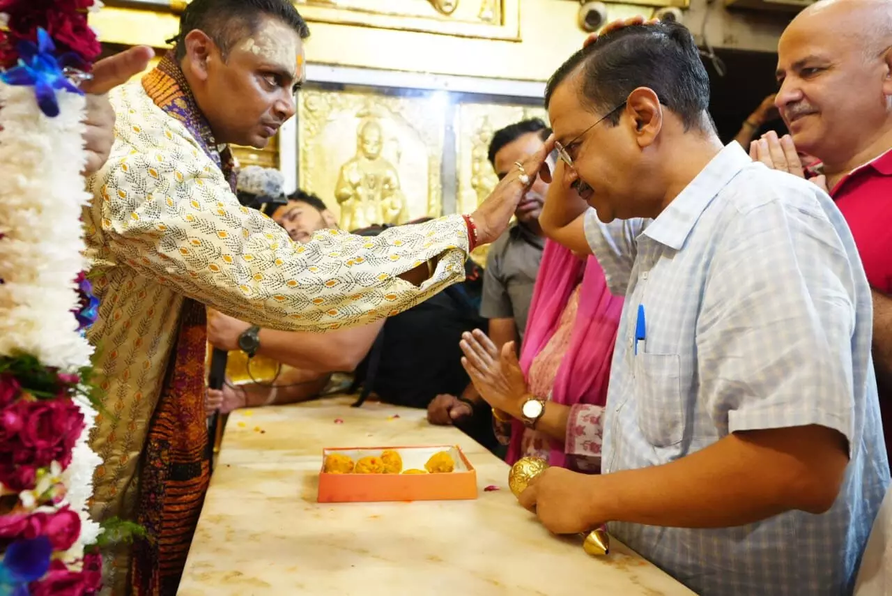 सीएम केजरीवाल ने पत्नी के साथ हनुमान मंदिर पहुंचकर पूजा-अर्चना की