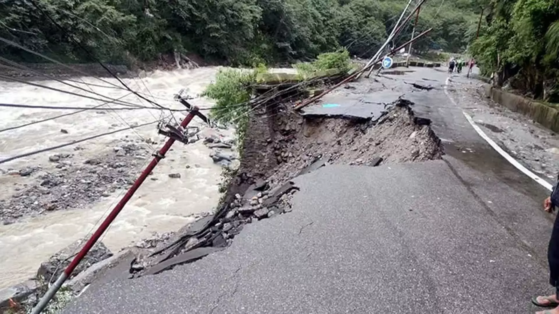 Dehradun rain: उत्तराखंड में भारी बारिश के बाद 300 सड़कें, 31 राजमार्ग बंद