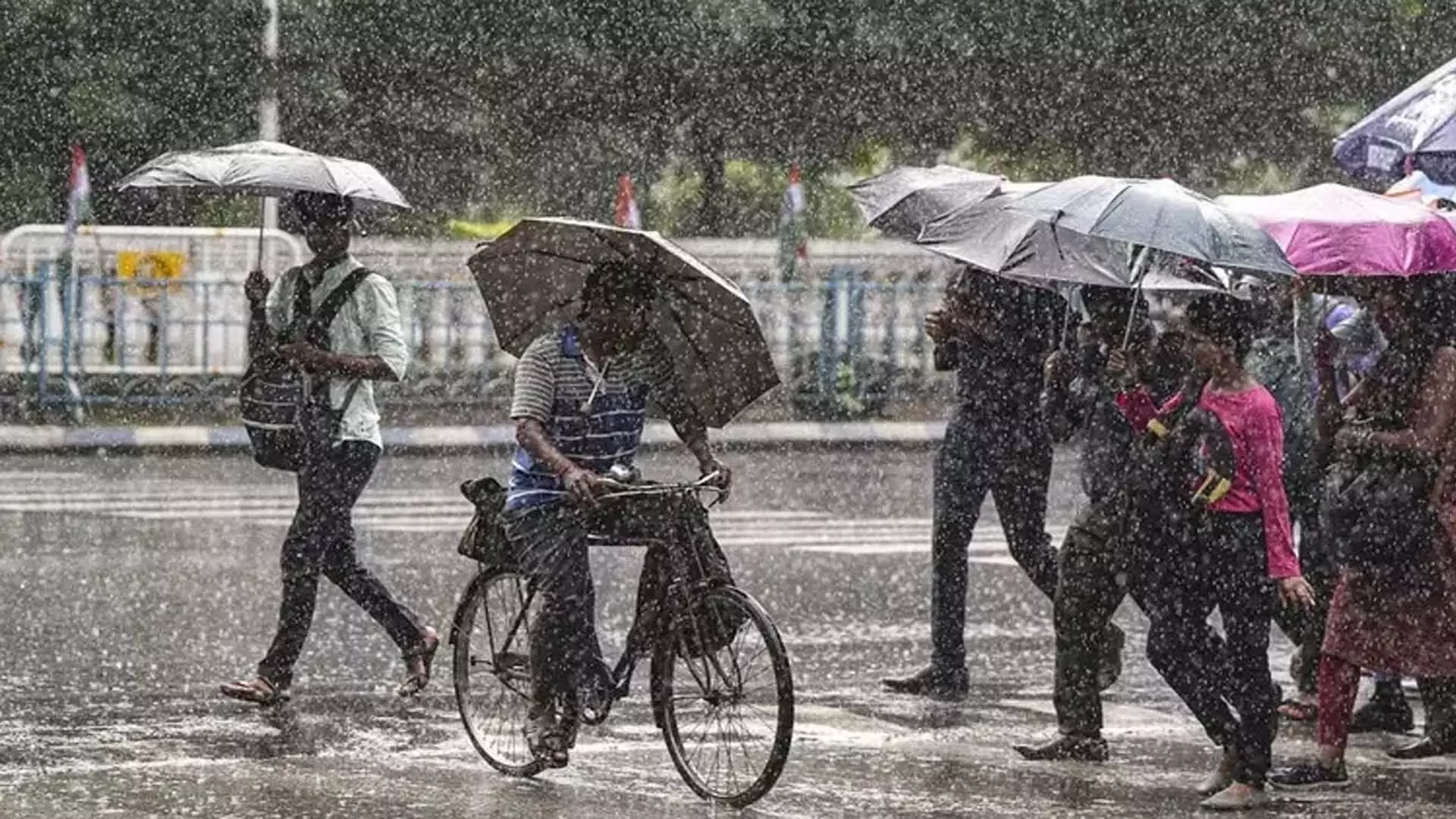 Kolkata weather: IMD ने अगले 24 घंटों में भारी बारिश की भविष्यवाणी की