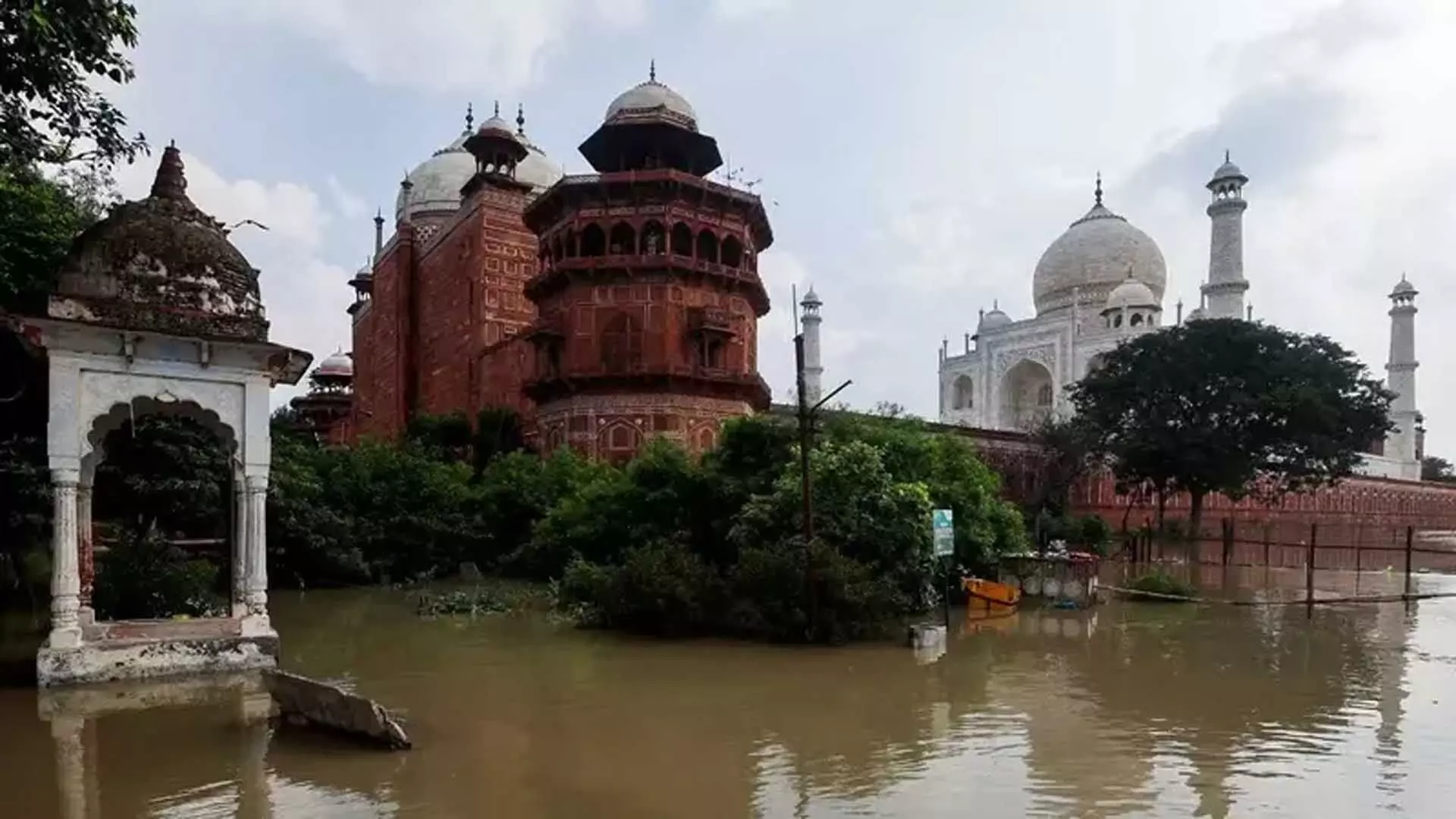 भारी बारिश के बाद Taj Mahal के मुख्य गुंबद में पानी का रिसाव