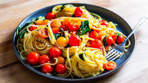 Tomato Garlic Pasta लंच या डिनर में करें ट्राई