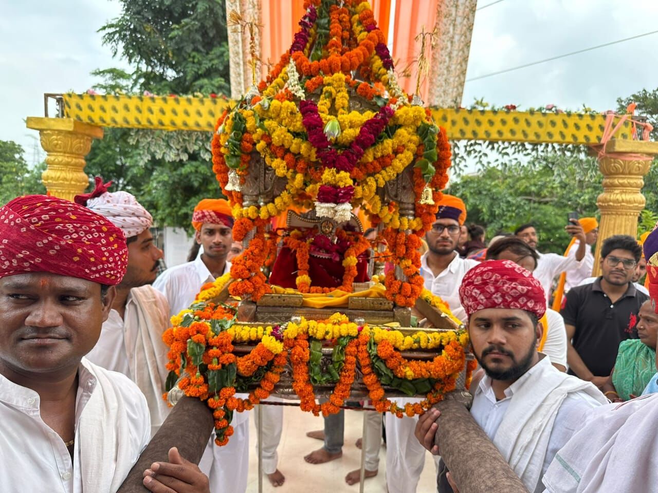 Naugawan में ठाकुर जी ने झूला जल में झूला, सांवलिया सेठ ने दिए श्रीनाथ रूप में दर्शन