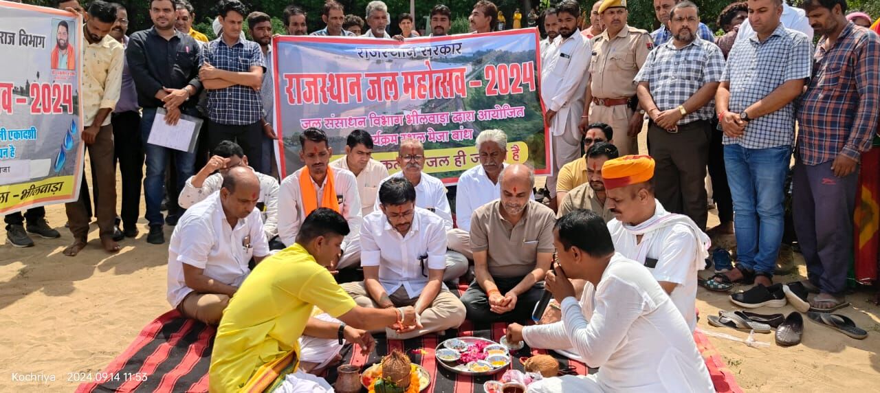 जिला कलक्टरNamit Mehta सहित जनप्रतिनिधियों ने मंत्रोच्चार के साथ की पूजा अर्चना