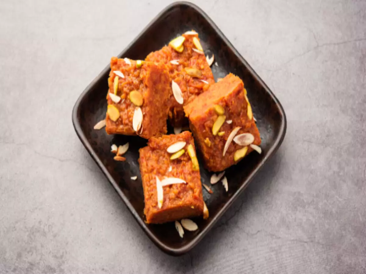 Carrot Barfi: सर्दियों में बनाएं गाजर-ड्राई फ्रूट बर्फी