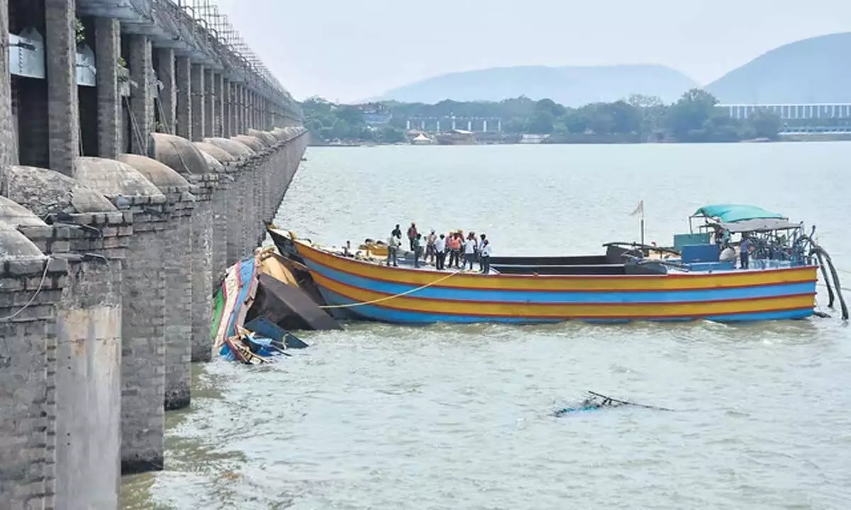 Andhra: प्रकाशम बैराज पर नाव हटाने का काम रुका