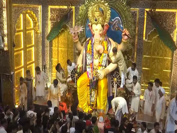 Lalbaugcha Raja के दर्शन के लिए बड़ी संख्या में श्रद्धालु उमड़े