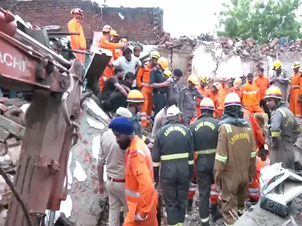 Meerut building accident: मृतकों की संख्या बढ़कर 10 हुई