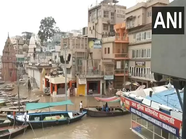 Varanasi : गंगा का जलस्तर बढ़ने के कारण नाव सेवाएं अस्थायी रूप से स्थगित