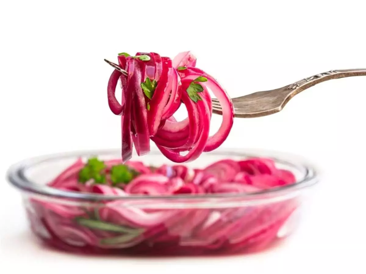 Onion pickle: रोज के खाने को और भी टेस्टी बना देगा प्याज का अचार