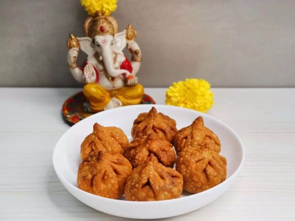 fried modaks: फ्राइड मोदक के भोग से खुश हो जाएंगे बप्पा