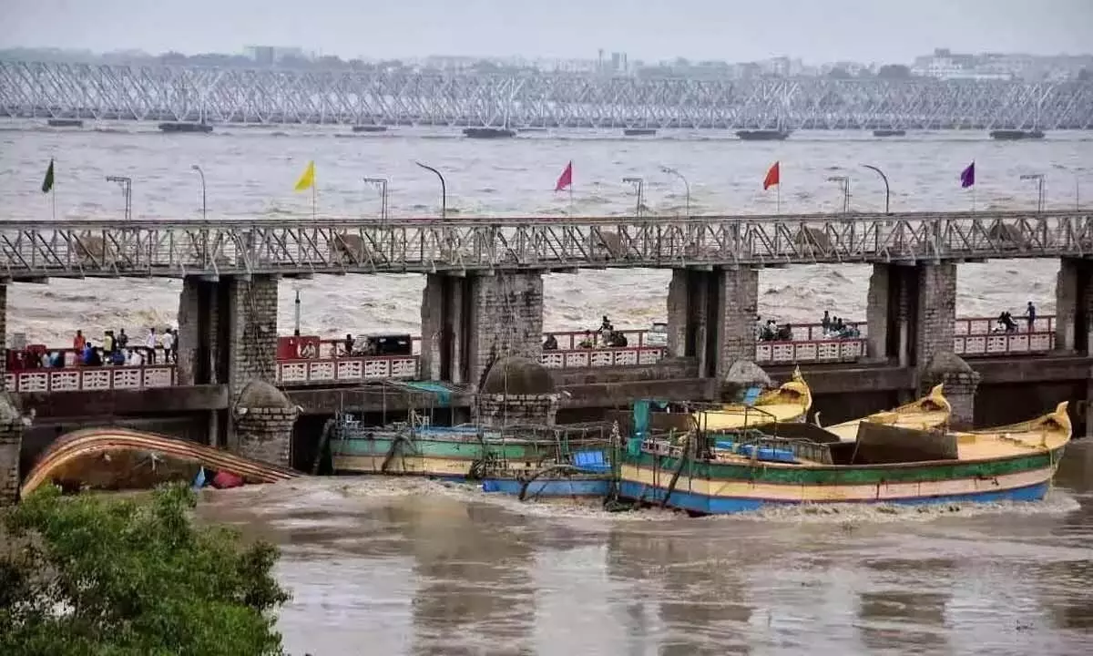 Andhra Pradesh: प्रकाशम बैराज पर फंसी नावों को हटाने के प्रयास जारी