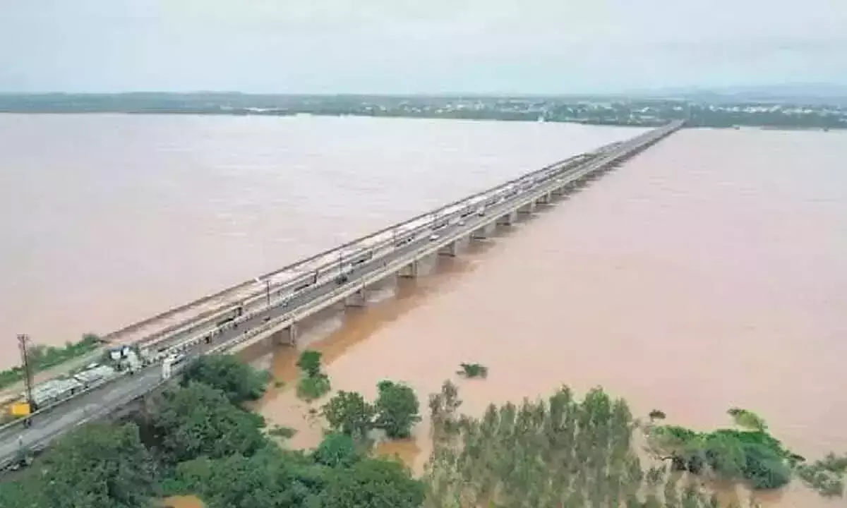 Godavari नदी की बाढ़ डोलेश्वरम और पोलावरम में घट रही है