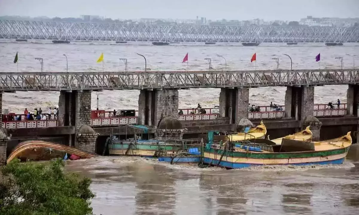 Prakasam बैराज पर रोकी गई नौकाओं को हटाने के प्रयास जारी