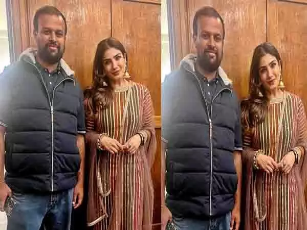 Raveena Tandon ने उस फैन के साथ तस्वीरें क्लिक कीं जिसने उन्हें ‘बहुत डरा दिया’