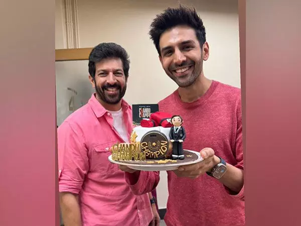 Kartik Aaryan ने निर्देशक कबीर खान का जन्मदिन चंदू चैंपियन थीम वाले केक के साथ मनाया