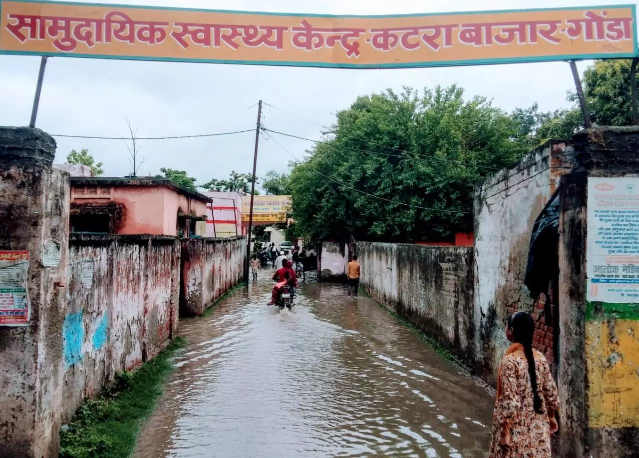 Dholpur:  सामुदायिक स्वास्थ्य केन्द्र बसईनबाव पर जलभराव की समस्या का प्रकाशित