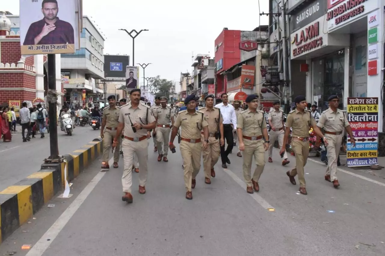 CG: गणेशोत्सव विसर्जन एवं ईद पर्व के मद्देनजर रायपुर पुलिस का फ्लैग मार्च