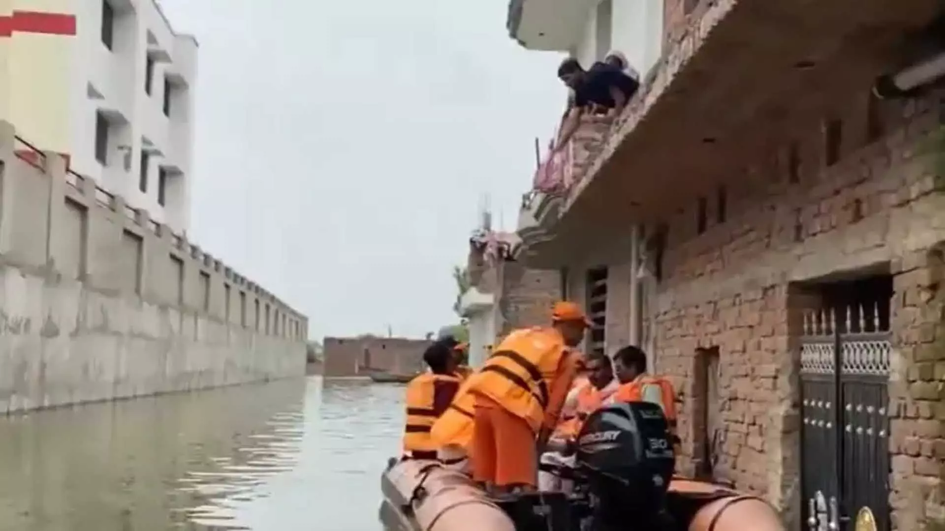 Prayagraj के निचले इलाकों में यमुना में बाढ़, NDRF ने चलाया बचाव अभियान