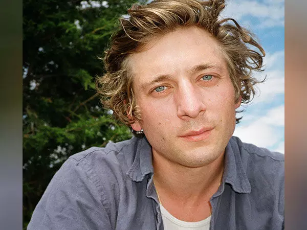 Jeremy Allen White ने कॉमेडी सीरीज़ में उत्कृष्ट अभिनेता का पुरस्कार जीता