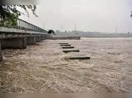 Flood in UP:  कभी भी खतरे के निशान को पार कर सकती हैं गंगा और यमुना