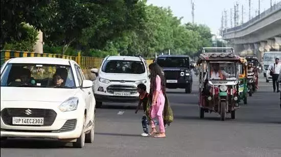 Noida: नोएडा की सड़कें चौड़ी की जाएंगी, ‘ग्रीन वॉकवे’ बनाए जाएंगे