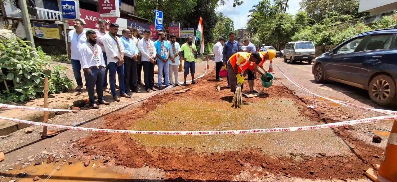 GOA: कांग्रेस कार्यकर्ताओं ने कर्चोरेम में गड्ढे वाली सड़क को मिट्टी से भरा