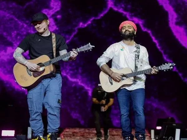 Arijit Singh ने लंदन में एड शीरन के साथ परफॉर्म किया