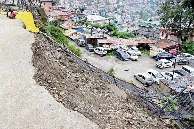 Himachal : संजौली में जमीन धंसी, बारिश के कारण 38 सड़कें बंद