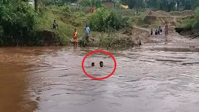 Odisha : ओडिशा में डॉक्टर की महानता, लोगों का इलाज करने के लिए उफनती नदी को तैरकर पार किया